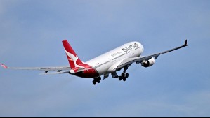 Aerolínea desvía vuelo a EEUU por pasajero que mordió a un auxiliar: Tuvo que ser reducido por otros pasajeros