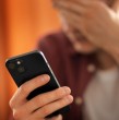 Bancos alertan por una nueva estafa telefónica que usa el código *21 para desviar llamadas y tomar control del celular. Delincuentes podrían acceder a cuentas bancarias y datos personales de las víctimas.