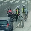 Un hombre fue detenido por Carabineros tras acosar a una madre que amamantaba a su bebé en la Avenida del Mar de La Serena. Intentó huir, pero inspectores municipales lo retuvieron hasta la llegada de la policía.