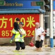 Las fuertes lluvias e inundaciones en China ya dejan 22 muertos y 20 desaparecidos. Varias provincias registran daños, evacuaciones y suspensión de clases por el temporal.
