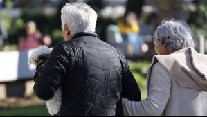 Economista plantea subir la edad de jubilación en Chile: ¿Qué edad propone para hombres y mujeres?