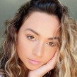 La influencer Gabbie González fue detenida en Los Ángeles acusada de participar en un presunto plan para asesinar a su expareja, el cantante Jack Avery. El padre de González también fue arrestado en Florida.