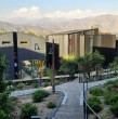 Pueblo La Dehesa, en Lo Barnechea, cuenta con 37 casas prefabricadas inspiradas en aldeas medievales. El proyecto contempla pasarelas, viviendas en pendiente y una segunda etapa.