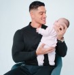 A través de sus redes sociales, Sammis Reyes dedicó profundas palabras a la pequeña Mía Ignacia, su hija junto a Emilia Dides, y compartió lo que ha significado la paternidad en su vida.