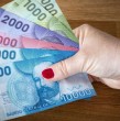 Conoce desde qué edad las mujeres pueden solicitar el Bono por Hijo, beneficio otorgado por el Estado para aumentar el monto de la pensión mensual. ¡Revisa los detalles!