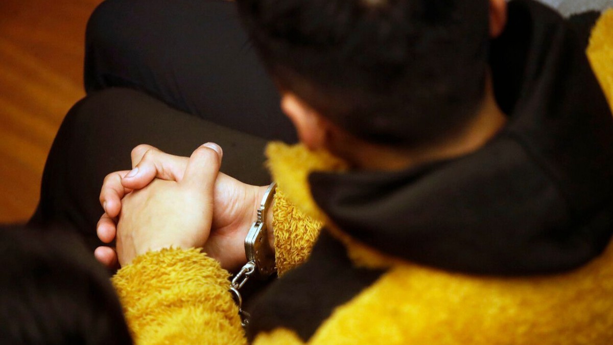 Detienen a hombre que ocultó un celular en la ducha y grabó a personas adultas y menores de edad