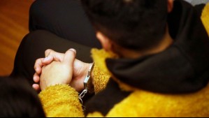 Detienen a hombre que ocultó un celular en la ducha y grabó a personas adultas y menores de edad