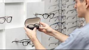 Sernac fiscalizará ópticas: Exigirá títulos a quienes realizan exámenes visuales a los clientes