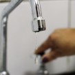 Aguas Andinas realizará un corte de agua de 36 horas en ocho comunas de la Región Metropolitana. Revisa horarios, sectores afectados y puntos de abastecimiento habilitados.