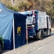 La tarde de este jueves, se informó sobre el hallazgo de restos envueltos en una bata que estaba dentro de un basurero ubicado atrás de la Clínica Las Condes, en el sector oriente de la capital. ¡Revisa de qué se trató el insólito hallazgo!