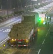 La tarde de este jueves se registró un fatal accidente en la Autopista Central, a la altura de Renca, cuando un camión que transportaba fardos de pasto perdió la carga que terminó por cobrar la vida de una adulta mayor. ¡Detalles!