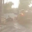 Un conductor atropelló a una madre y a su hijo en coche mientras cruzaban por un paso de cebra en la comuna de Quilicura, Región Metropolitana. Tras el impacto, el automovilista escapó del lugar sin prestar ayuda.