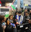 Al regresar al país, Víctor Chanfreau, Carolina Eltit y Claudio Caiozzi, los chilenos que integraban la misión Global Sumud para llevar ayuda a la población palestina en Gaza, dijeron que fueron torturados por las fuerzas militares de Israel.