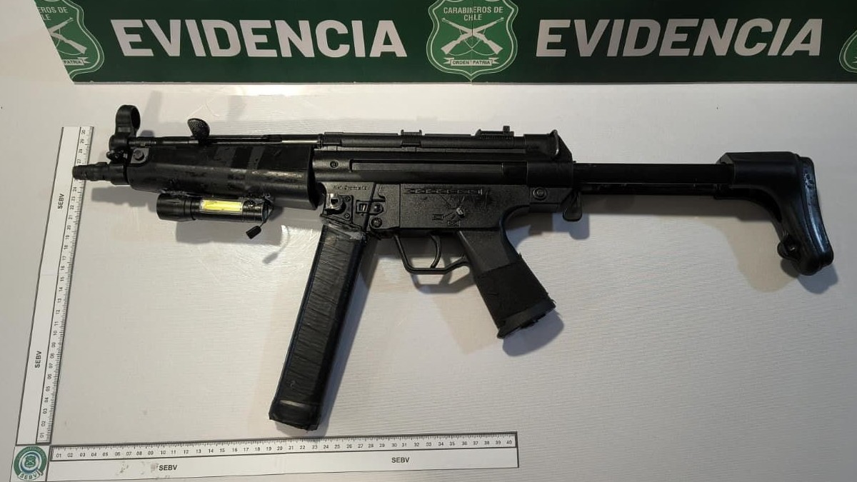 Cae banda juvenil por robo frustrado de vehículo: Fue recuperada una réplica de un subfusil MP5