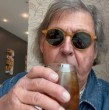 El empresario Emeterio Ureta no se quiso quedar fuera de las celebraciones por el nacimiento de su nieta Cala, la hija recién nacida de Tita Ureta. Por medio de un video, el padre de la periodista celebró con una piscola. ¡Detalles!