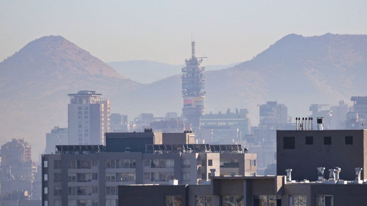 Decretan alerta ambiental para la Región Metropolitana este domingo por mala calidad de aire: Así regirá la restricción vehicular