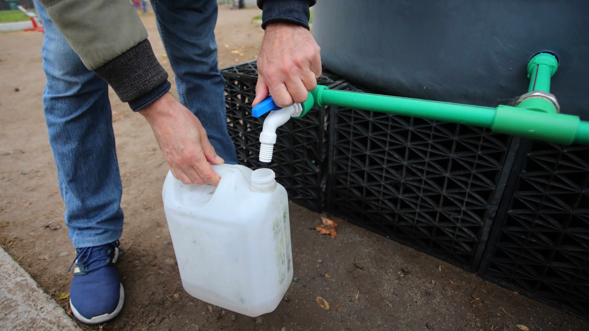 Corte de agua en ocho comunas de Santiago: Empresa responsable reporta 'incidencias' en la reposición