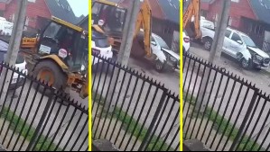 'Podrían haber sido niños': Video muestra a retroexcavadora chocando contra dos vehículos en una villa de Osorno