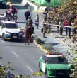 Un carabinero de civil baleó a dos delincuentes tras un intento de asalto en plena Alameda de Santiago. El procedimiento mantiene desvíos y congestión en el sector.