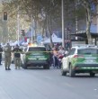 Un carabinero de civil baleó a dos delincuentes tras un intento de asalto en plena Alameda de Santiago. El procedimiento mantiene desvíos y congestión en el sector.