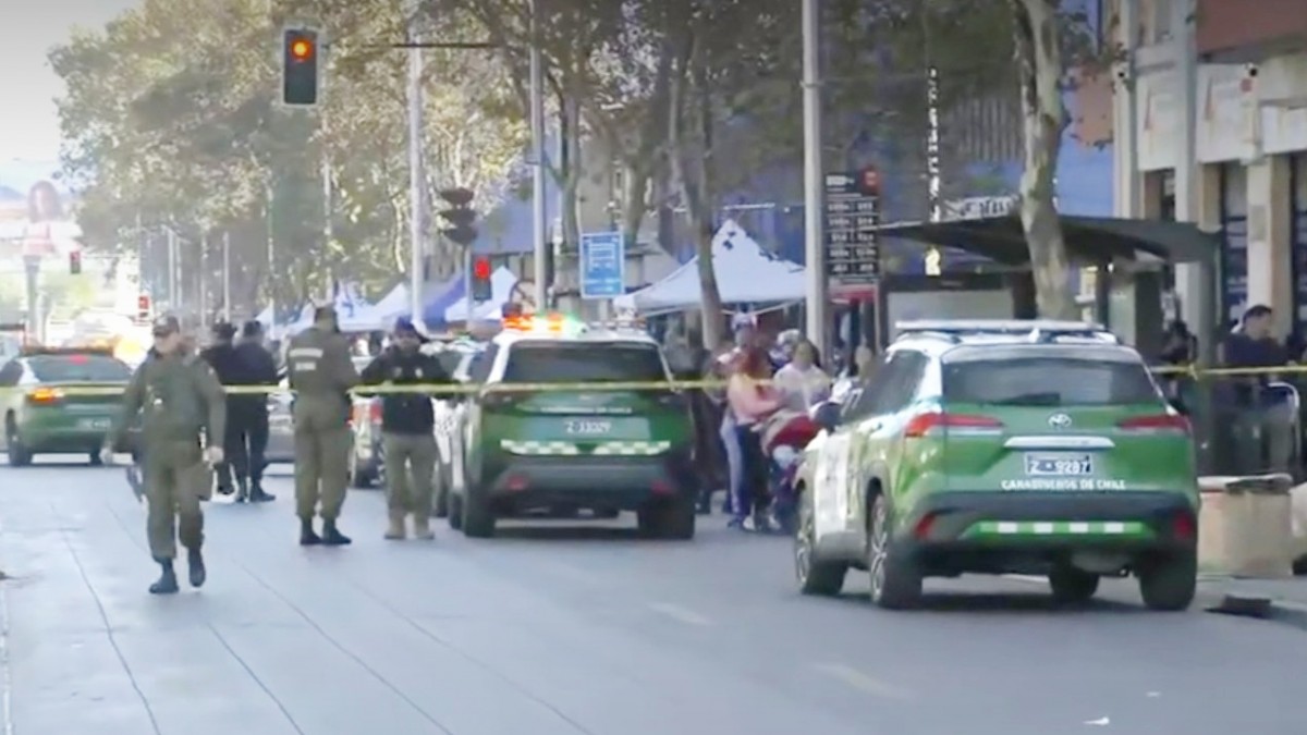 Carabinero de civil balea a dos delincuentes tras intento de asalto en plena Alameda: