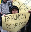 El presidente de Bolivia, Rodrigo Paz, anunció que reducirá en 50% su sueldo y el de sus ministros en medio de protestas y bloqueos que mantienen cercada a la capital, La Paz, por la crisis económica.