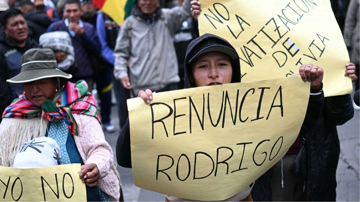 Presidente de Bolivia bajará su sueldo a la mitad: Enfrenta fuertes manifestaciones que exigen su renuncia