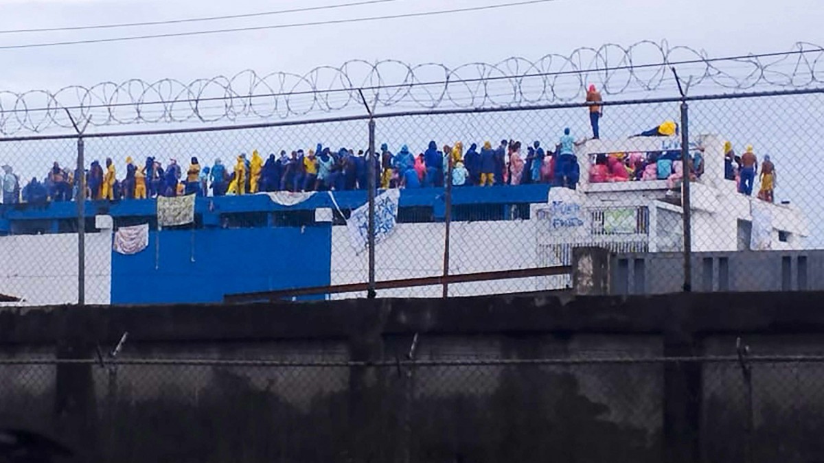 'Nos torturan' y 'SOS': Cientos de presos se toman cárcel de Venezuela y personal de custodia responde con disparos