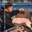 En Chile, cada vez más personas están dispuestas a gastar grandes sumas de dinero en vestuario. Así, el mercado de la ropa urbana de lujo ha ganado fuerza entre consumidores que llegan a pagar hasta $700.000 por una sola prenda.