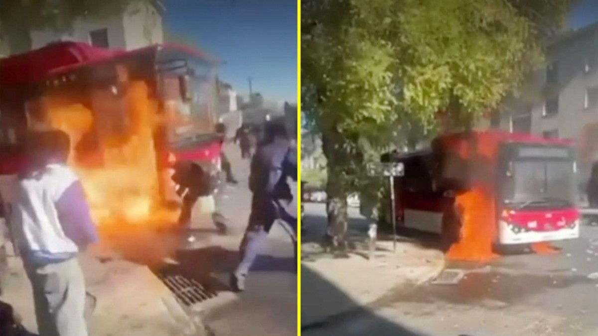 Cerca de 15 encapuchados prenden fuego a micro en Estación Central: personas 'fueron amenazadas con ser quemadas'