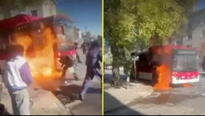 Cerca de 15 encapuchados prenden fuego a micro en Estación Central: personas 'fueron amenazadas con ser quemadas'