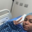 Betsy Camino preocupó a sus seguidores tras compartir fotos desde el quirófano. La modelo aclaró que fue operada por un quiste ovárico y ya está de alta en su casa.