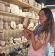 A casi un año de su regreso a Chile, Tanza Varela lanzó Pottery Lab, su estudio de pintura en cerámica. El espacio, cuya principal premisa es desconectarse del mundo digital, funciona de martes a domingo y está ubicado en la comuna de Vitacura.