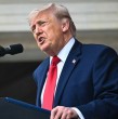 Aumenta la preocupación por el estado de salud de Donald Trump, luego de que imágenes captaron que el mandatario estadounidense presenta hematomas e hinchazón. Esto se da a pocos días de que cumpla 80 años.