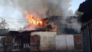Gran incendio afecta a vivienda en Renca: Presenta peligro de propagación