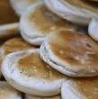 Expertos advierten una eventual alza en el precio del pan en Chile debido a la escasez de fertilizantes, menor siembra de trigo y altos costos de producción. El kilo podría llegar hasta los $3.500.