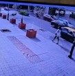 Una mujer de 72 años fue baleada por motochorros en Santiago luego de retirar $4 millones desde un banco. Los delincuentes escaparon con el dinero tras interceptarla afuera de su domicilio.