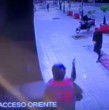 Una mujer de 72 años fue baleada por motochorros en Santiago luego de retirar $4 millones desde un banco. Los delincuentes escaparon con el dinero tras interceptarla afuera de su domicilio.
