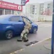 Un carabinero fue arrastrado por cerca de un kilómetro por un conductor que escapó de una fiscalización en Chiguayante. El momento quedó grabado en un video que puedes revisar a continuación.