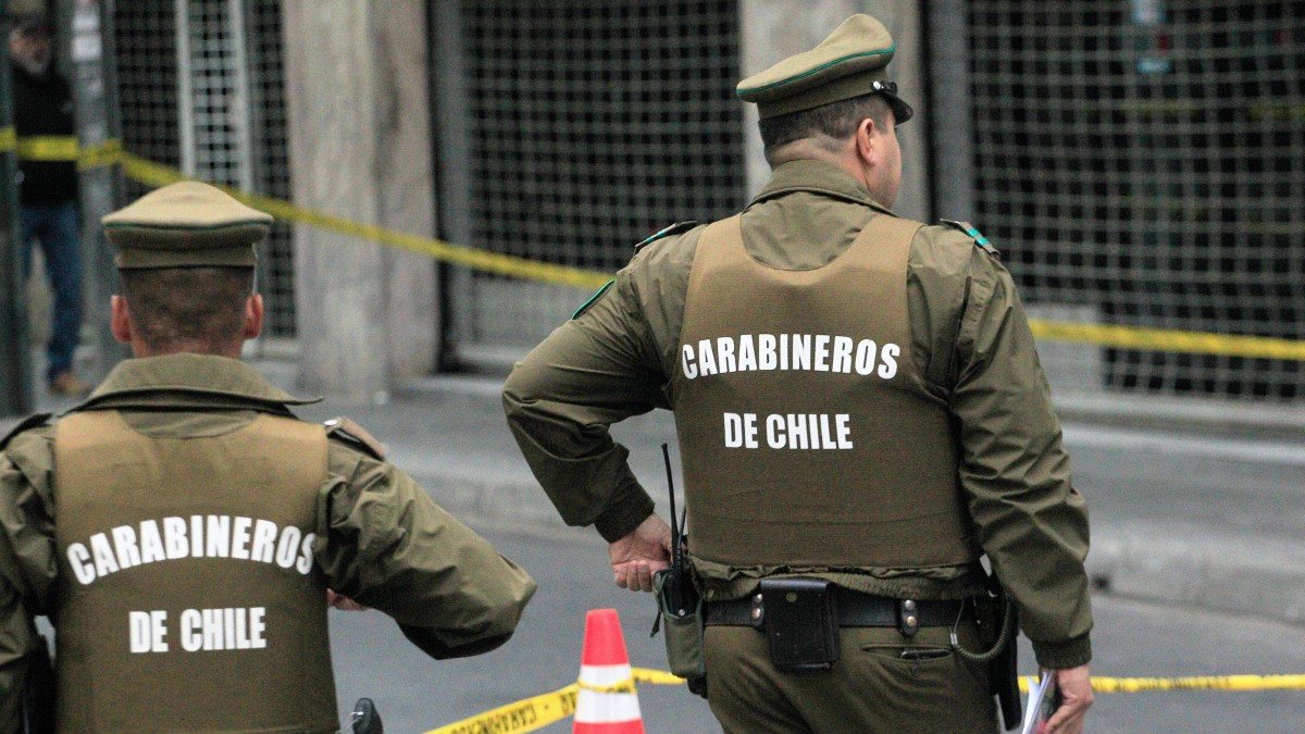 Carabinero mata de un disparo a conductor de taxi colectivo que habría intentado atropellarlo en Recoleta