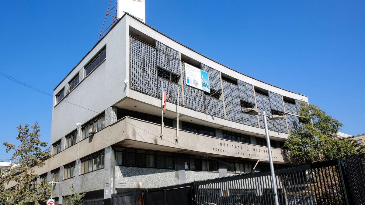 Nuevos incidentes afuera del Instituto Nacional: Overoles blancos lanzan bomba molotov contra equipo de prensa
