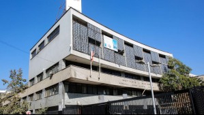 Nuevos incidentes afuera del Instituto Nacional: Overoles blancos lanzan bomba molotov contra equipo de prensa