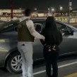 Conoce detalles sobre el operativo de Carabineros que permitió la detención de dos mujeres en el aeropuerto de Santiago por una millonaria estafa con tarjetas de crédito.