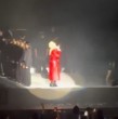 Mon Laferte tuvo que detener su concierto en el Auditorio Banamex de Monterrey, México. La cantautora se preocupó por su integridad debido a un extraño movimiento en la estructura de iluminación ubicada sobre su cabeza.
