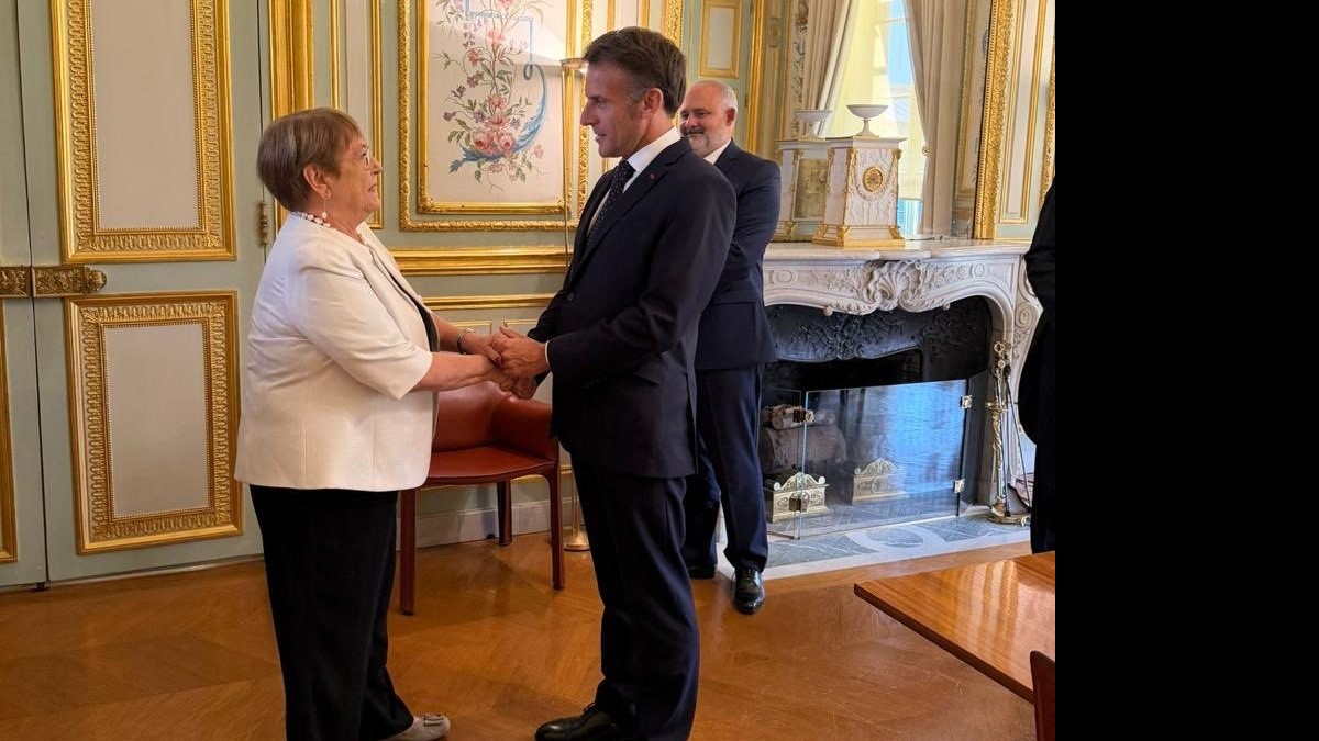 Michelle Bachelet se reúne con Emmanuel Macron en busca de apoyo a su candidatura