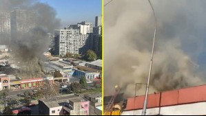 Emana gran columna de humo: Bomberos responde con 15 compañías a incendio en local comercial en Estación Central