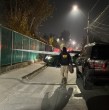 La madrugada de este domingo, un hombre falleció por un balazo que recibió a la salida de su casa en San Joaquín. La víctima fue abordada por al menos dos sujetos y los vecinos reportaron un auto sospechoso rondando el sector. ¡Detalles!