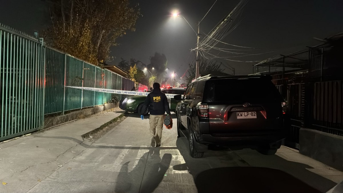 Hombre muere baleado al salir de su casa en San Joaquín: Vecinos reportaron vehículo sospechoso rondando la zona previamente