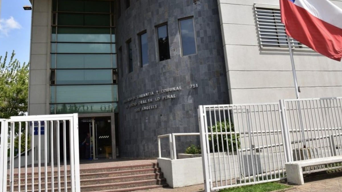 Condenan a 20 años de cárcel a excarabinero que intentó quemar viva a su familia