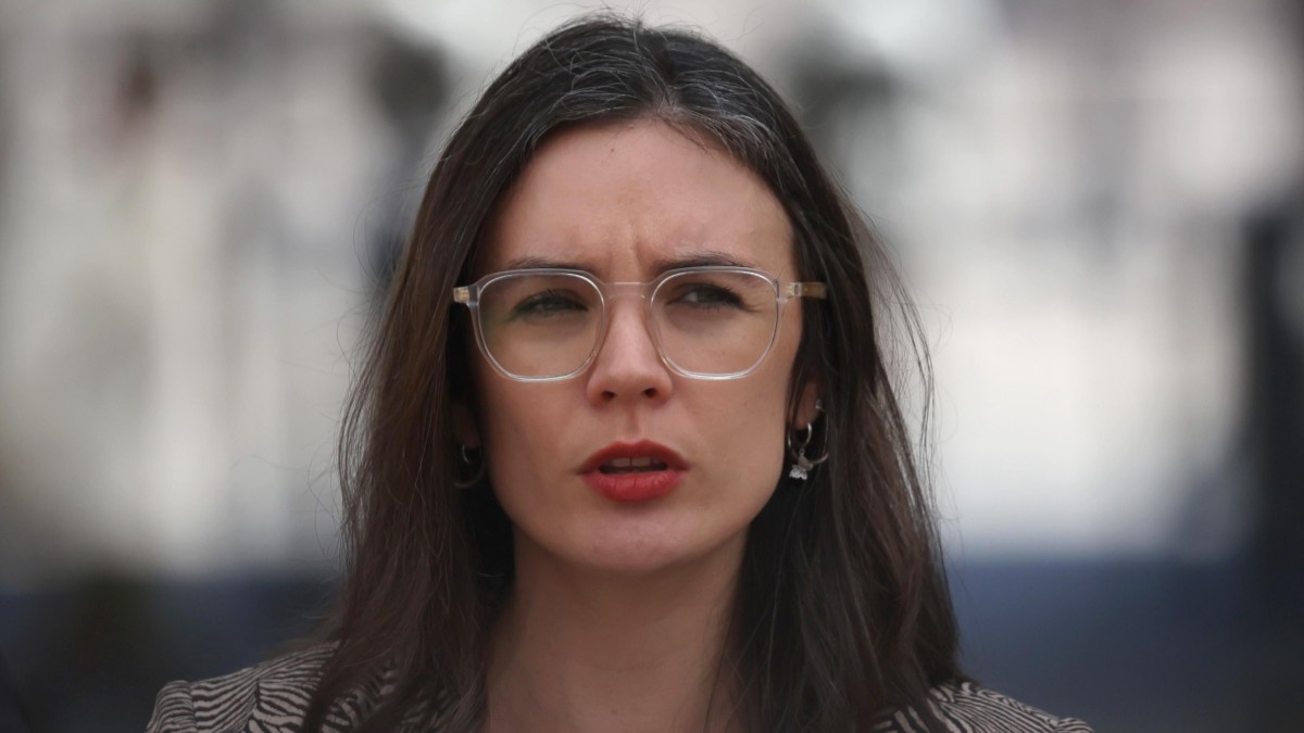 Camila Vallejo critica en columna de opinión a la administración del Presidente José Antonio Kast: 'La gran estafa'